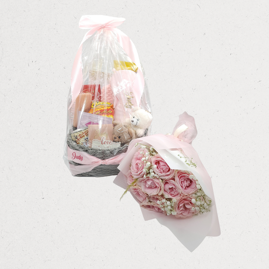 Love in Bloom, Gift Basket, Fresh Flowers, Flower Bouquet, Romantic Gifts, Personalized Gifts, Gifts for Her, Self-Care Gifts, Cozy Gifts, Birthday Gifts, Gifts Jordan, Gifts Amman
سلة الحب المزهر – سلة هدايا تضم باقة زهور طبيعية ودبًا صغيرًا ومستلزمات للعناية بالنفس وحلويات في عمّان، الأردن