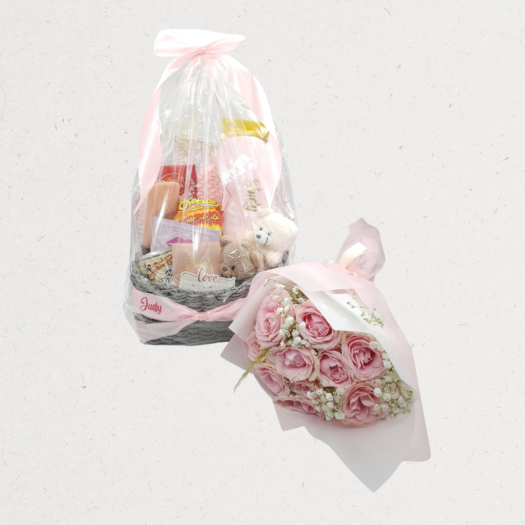 Love in Bloom, Gift Basket, Fresh Flowers, Flower Bouquet, Romantic Gifts, Personalized Gifts, Gifts for Her, Self-Care Gifts, Cozy Gifts, Birthday Gifts, Gifts Jordan, Gifts Amman
سلة الحب المزهر – سلة هدايا تضم باقة زهور طبيعية ودبًا صغيرًا ومستلزمات للعناية بالنفس وحلويات في عمّان، الأردن
