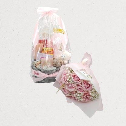 Love in Bloom, Gift Basket, Fresh Flowers, Flower Bouquet, Romantic Gifts, Personalized Gifts, Gifts for Her, Self-Care Gifts, Cozy Gifts, Birthday Gifts, Gifts Jordan, Gifts Amman
سلة الحب المزهر – سلة هدايا تضم باقة زهور طبيعية ودبًا صغيرًا ومستلزمات للعناية بالنفس وحلويات في عمّان، الأردن